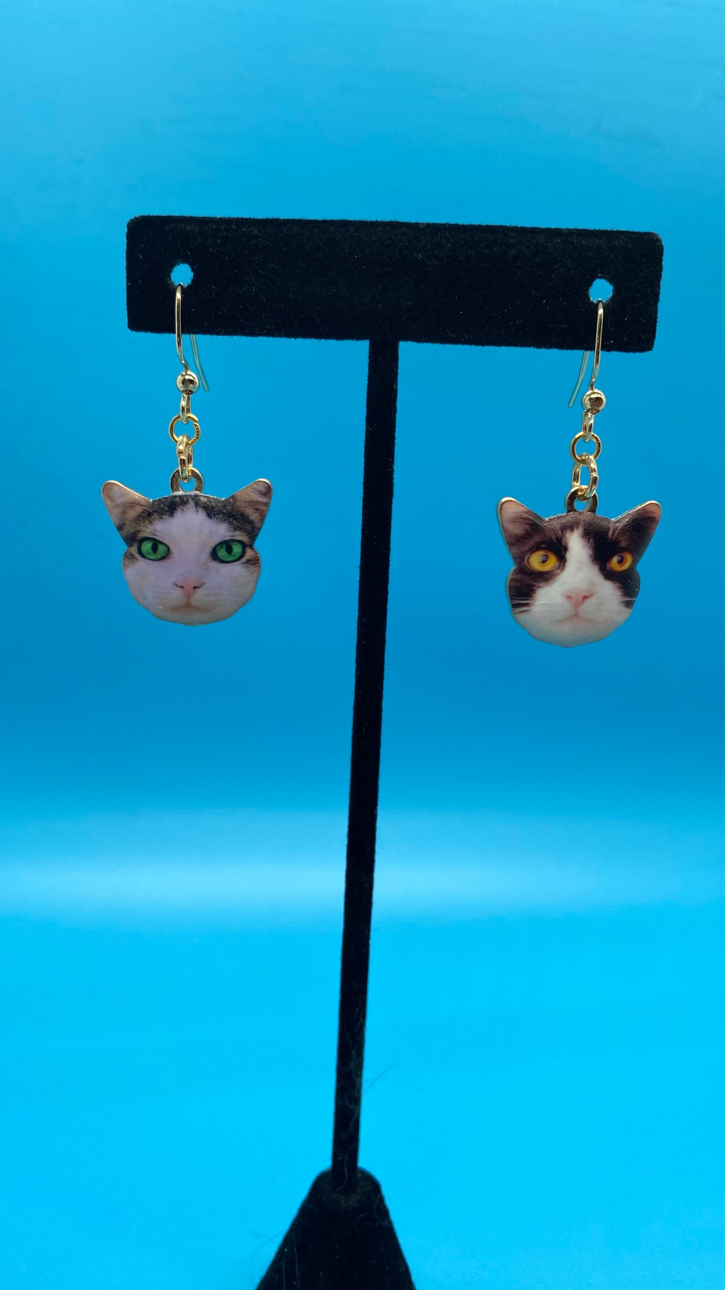 Black and white kitty earrings.